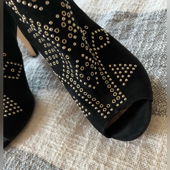 Vince Camuto Kanster Studded Peep Toe Black Booties
SZ 6.5M Side Zip 100% Suede - Picture 7 of 9